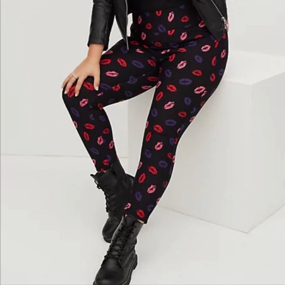 Torrid Slim Fix Luxe Ponte Lips Print Pixie Pants Size 1R 1X NEW with Tag